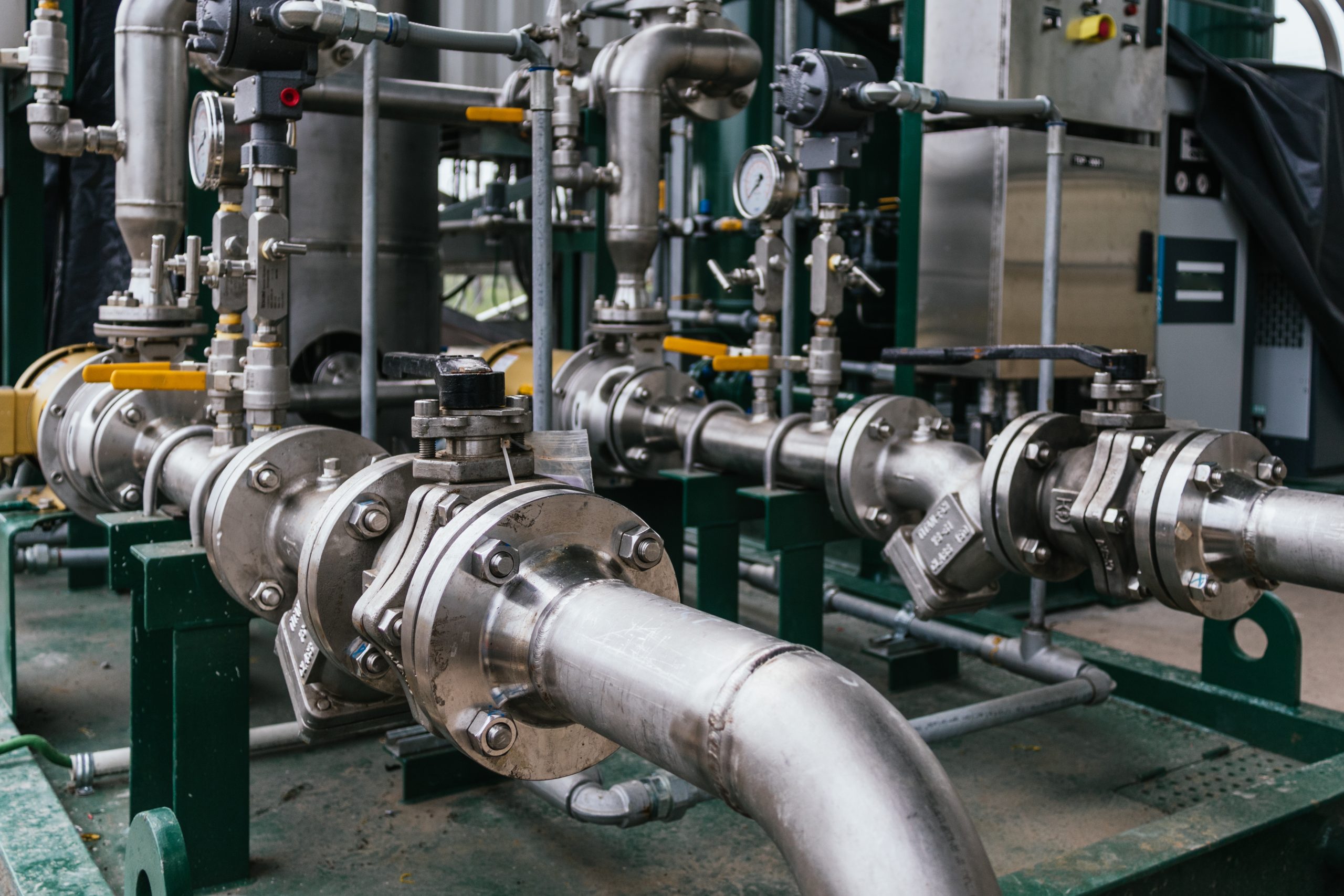 válvula de segurança é um dispositivo essencial em sistemas industriais que operam com fluidos pressurizados, como vapor e ar comprimido. 
