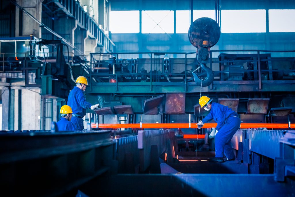 a indústria metalúrgica depende de sistemas de vapor, que contribuem com diversas etapas do processo produtivo.