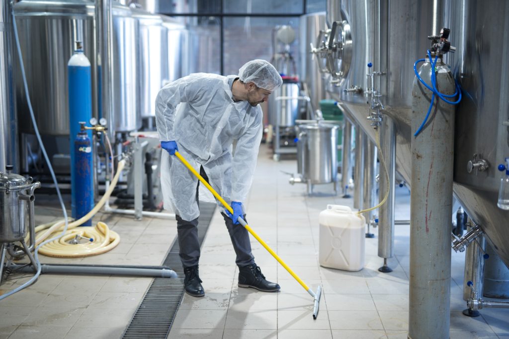 A limpeza industrial garante um ambiente de trabalho seguro