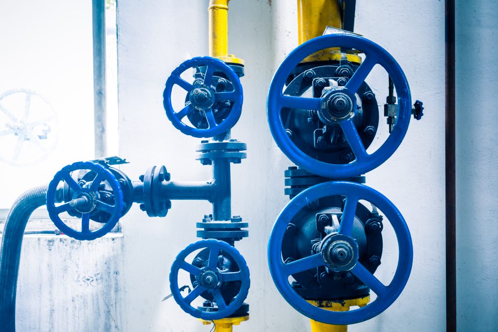 A válvula controla o fluxo de fluidos e gases em sistemas industriais