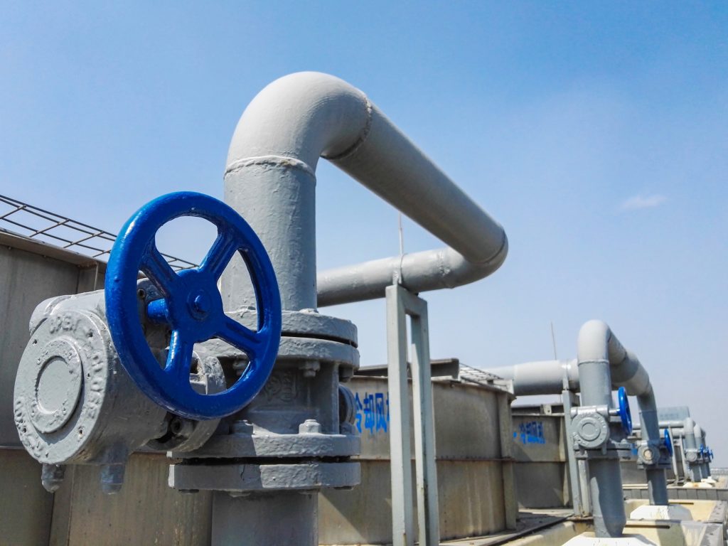 válvula de bloqueio é um dispositivo utilizado para controlar o fluxo de líquidos, gases e vapores em sistemas industriais.