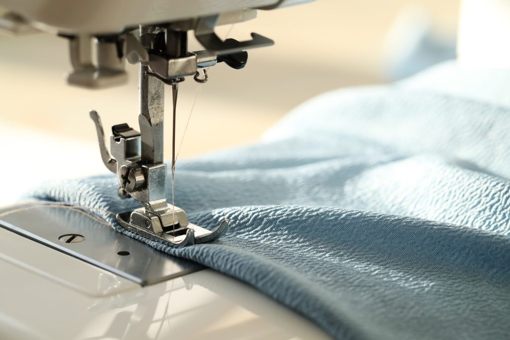 A indústria têxtil é um setor que abrange grande variedade de processos, desde a tecelagem até o tingimento e o acabamento. 